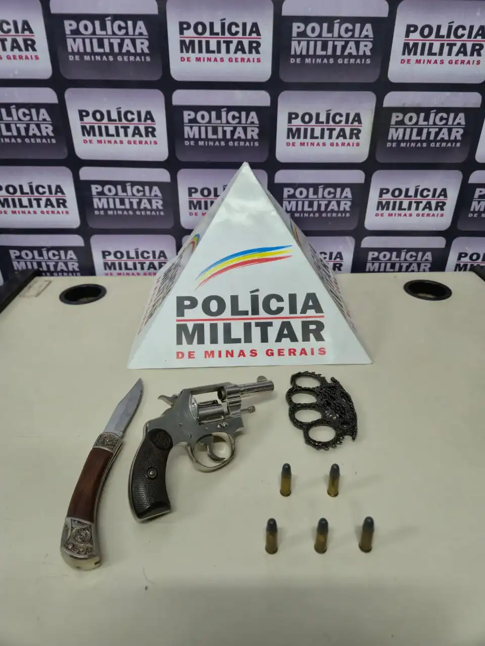 Idoso de 73 anos é preso por agressão e porte ilegal de arma, em Ipoema