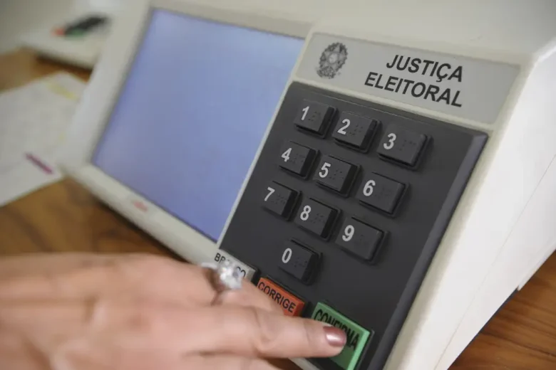 Eleições 2026: Lula lidera, mas vantagem sobre Flávio Bolsonaro cai para 7% no segundo turno
