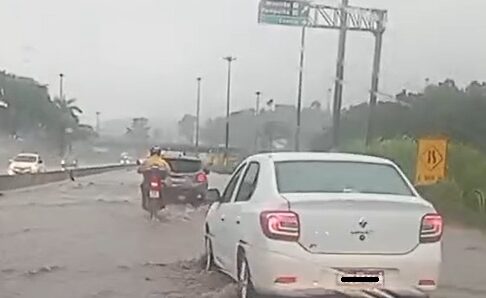 Alagamento interdita pista do Anel Rodoviário em BH após chuva intensa
