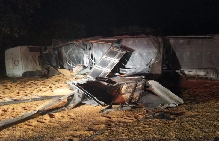 Carreta carregada com milho tomba na BR-262 e deixa três feridos em São Domingos do Prata