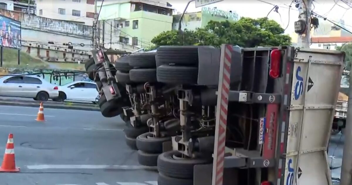 Após quase 15 horas, carreta é destombada na avenida Amazonas, em Belo Horizonte