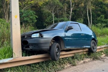 Carro amanhece sobre guard rail na região do Itabiruçu, em Itabira
