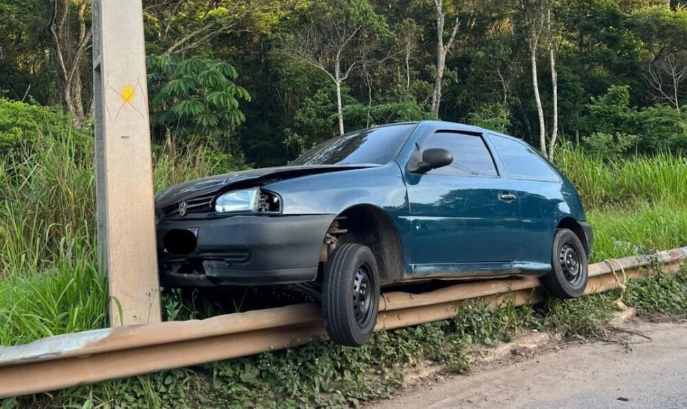Carro amanhece sobre guard rail na região do Itabiruçu, em Itabira