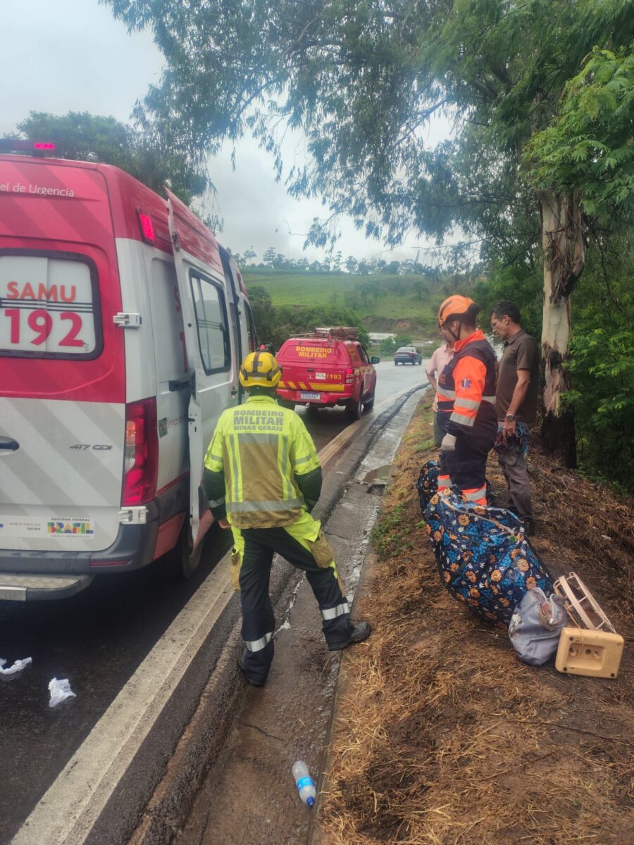 Carro cai em ribanceira de 30 metros na BR-381, em João Monlevade
