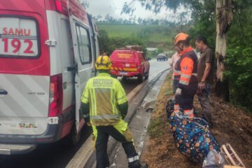 Carro cai em ribanceira de 30 metros na BR-381, em João Monlevade