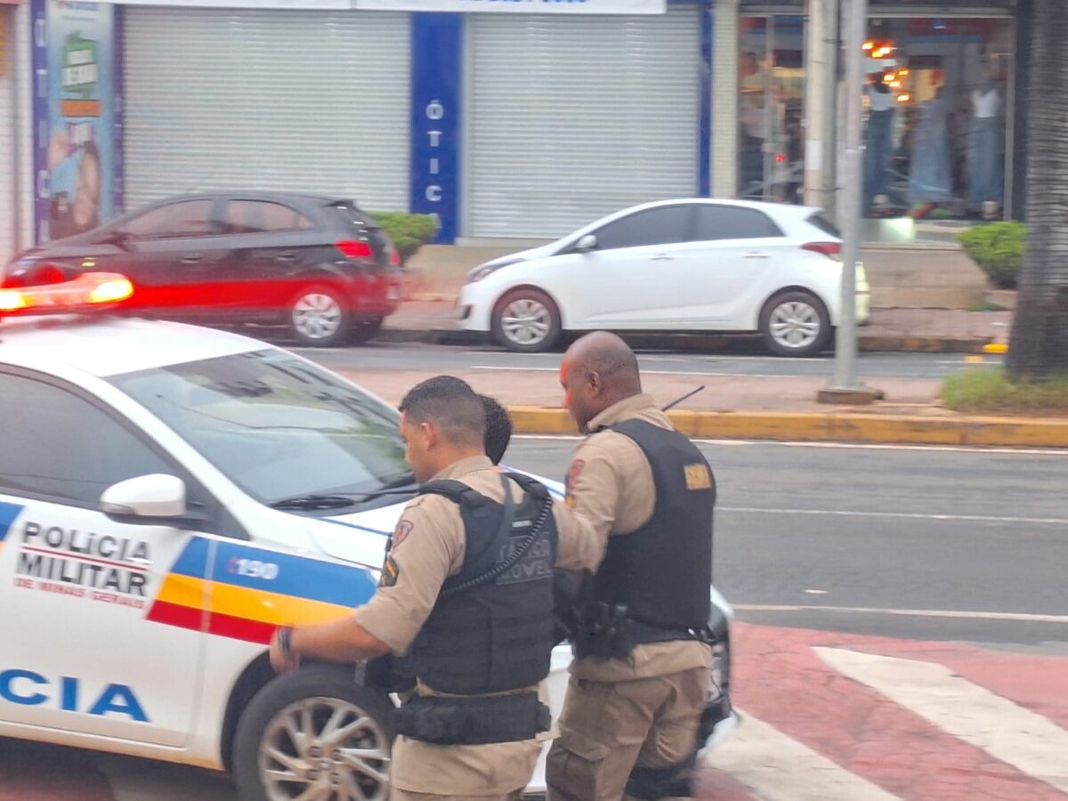 Jovem é detido após agredir motorista de ônibus e cometer sequência de crimes no Centro de Itabira