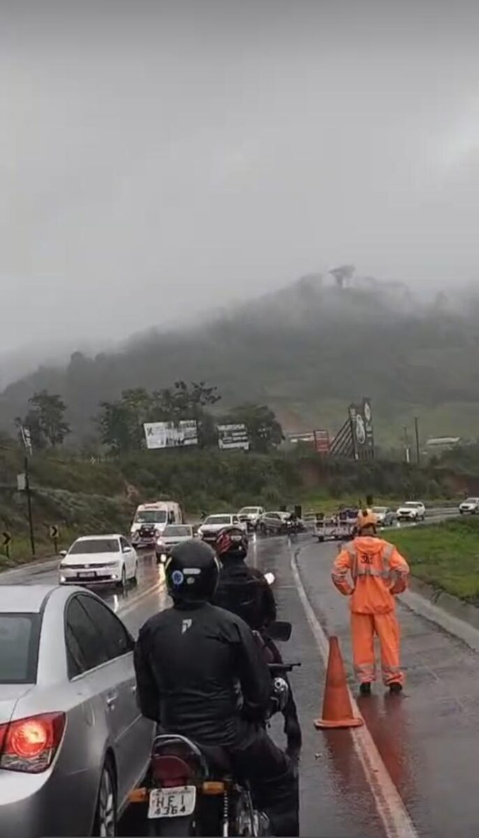 Colisão entre carro e caminhão na BR-381 deixa motorista ferido em João Monlevade