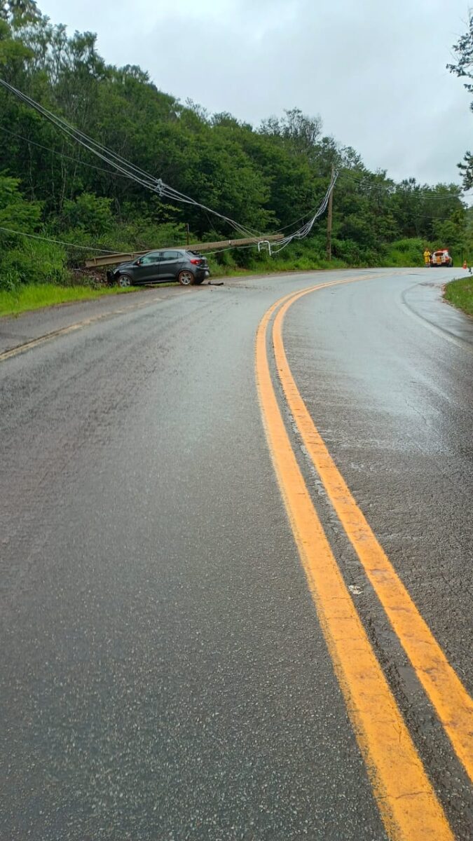 Motorista perde controle da direção e derruba poste na AMG-1210, em Itabira