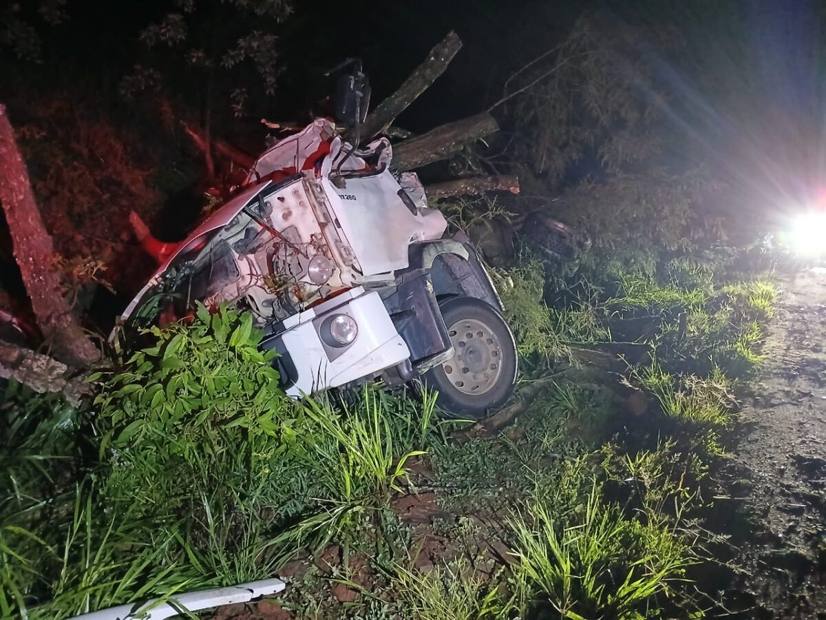 Caminhão de leite tomba na MG-129 e motorista fica gravemente ferido em Itabira