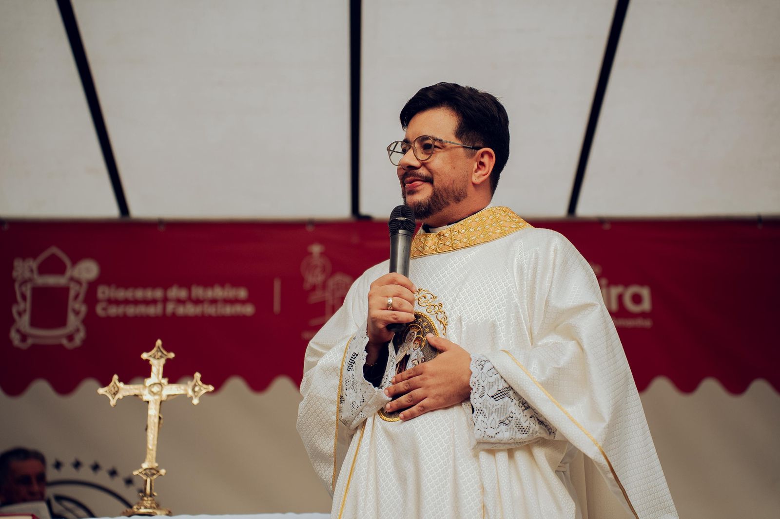 Padre Anderson se despede de Itabira com missas e lança campanha para tratamento de jovem acidentado