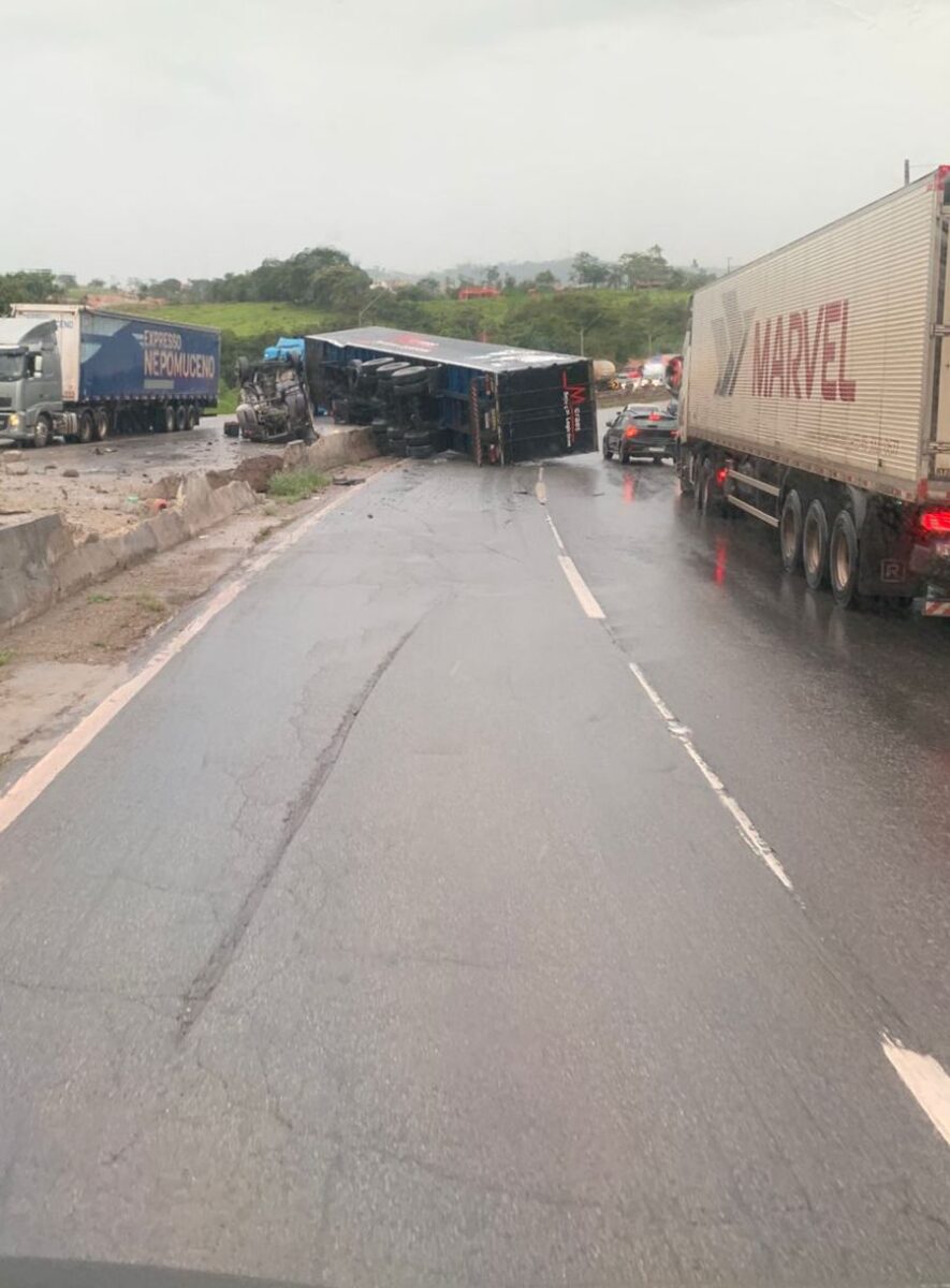Fernão Dias: carreta tomba na BR-381 e provoca congestionamento em Itaguara