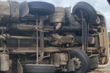 Carreta com chapas de aço tomba no Corte de Pedras e provoca congestionamento na BR-381, em João Monlevade