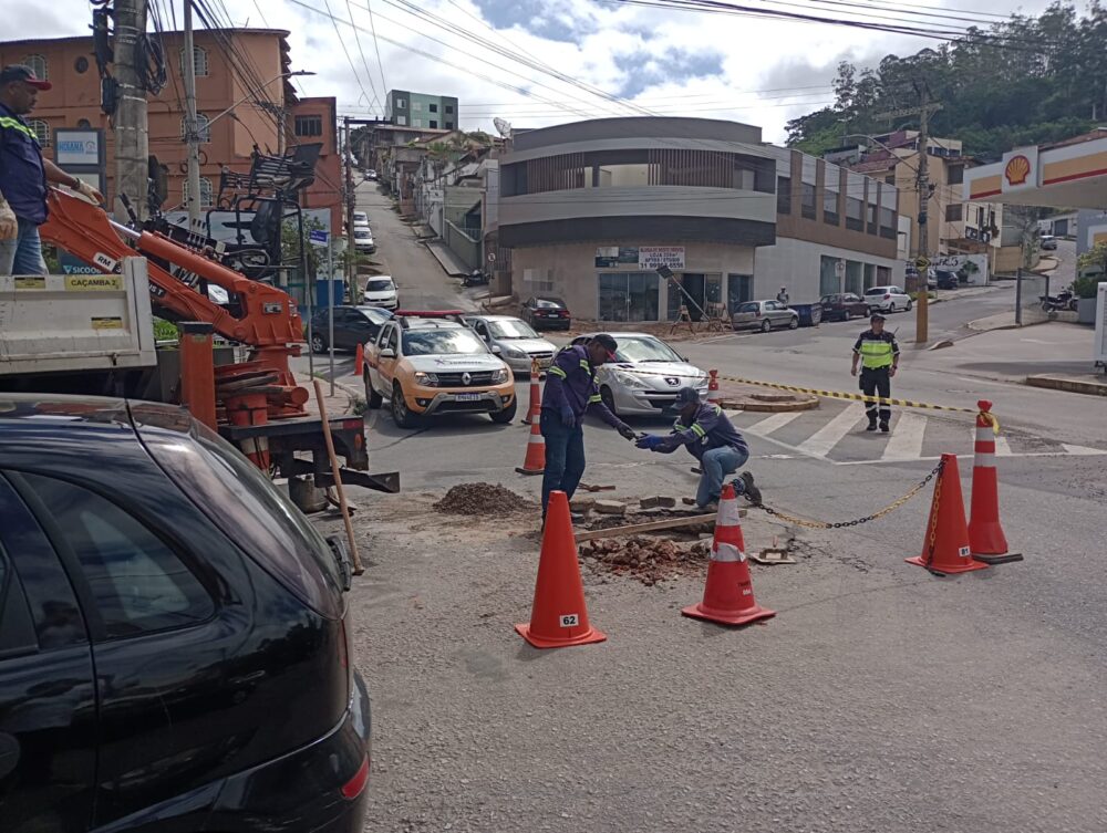 Reparo do Saae em bueiro provoca lentidão no trânsito no Centro de Itabira