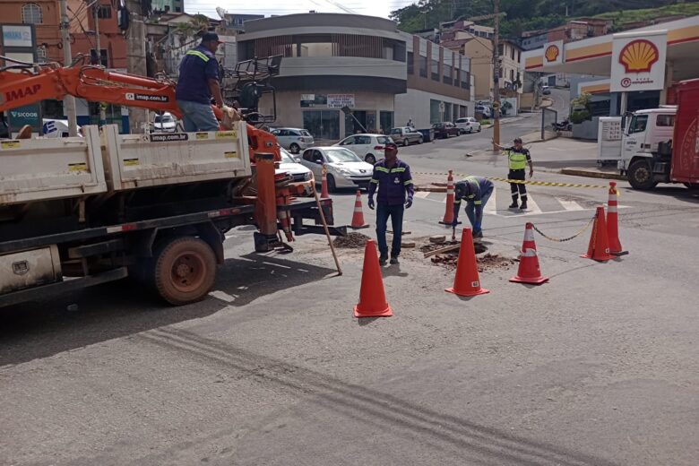Reparo do Saae em bueiro provoca lentidão no trânsito no Centro de Itabira
