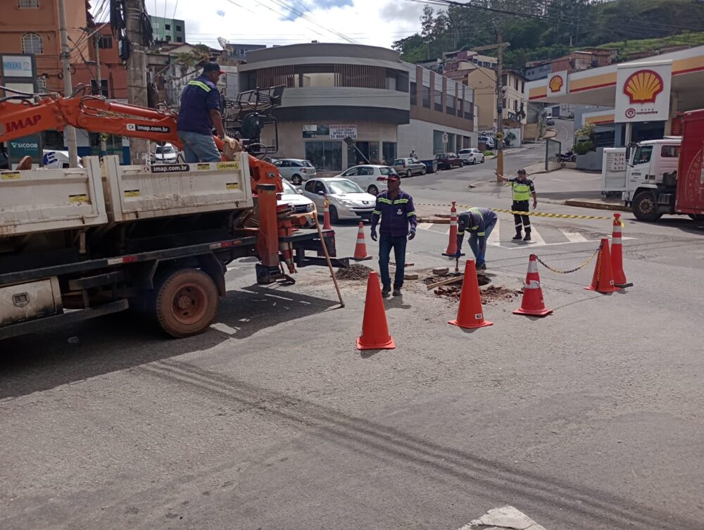 Reparo do Saae em bueiro provoca lentidão no trânsito no Centro de Itabira