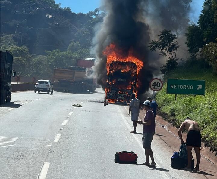Ônibus de turismo pega fogo na BR-381, desce desgovernado e interdita a rodovia na Serra de Igarapé