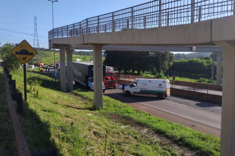 Batida entre caminhões deixa motorista ferido e interdita BR-381 por mais de duas horas