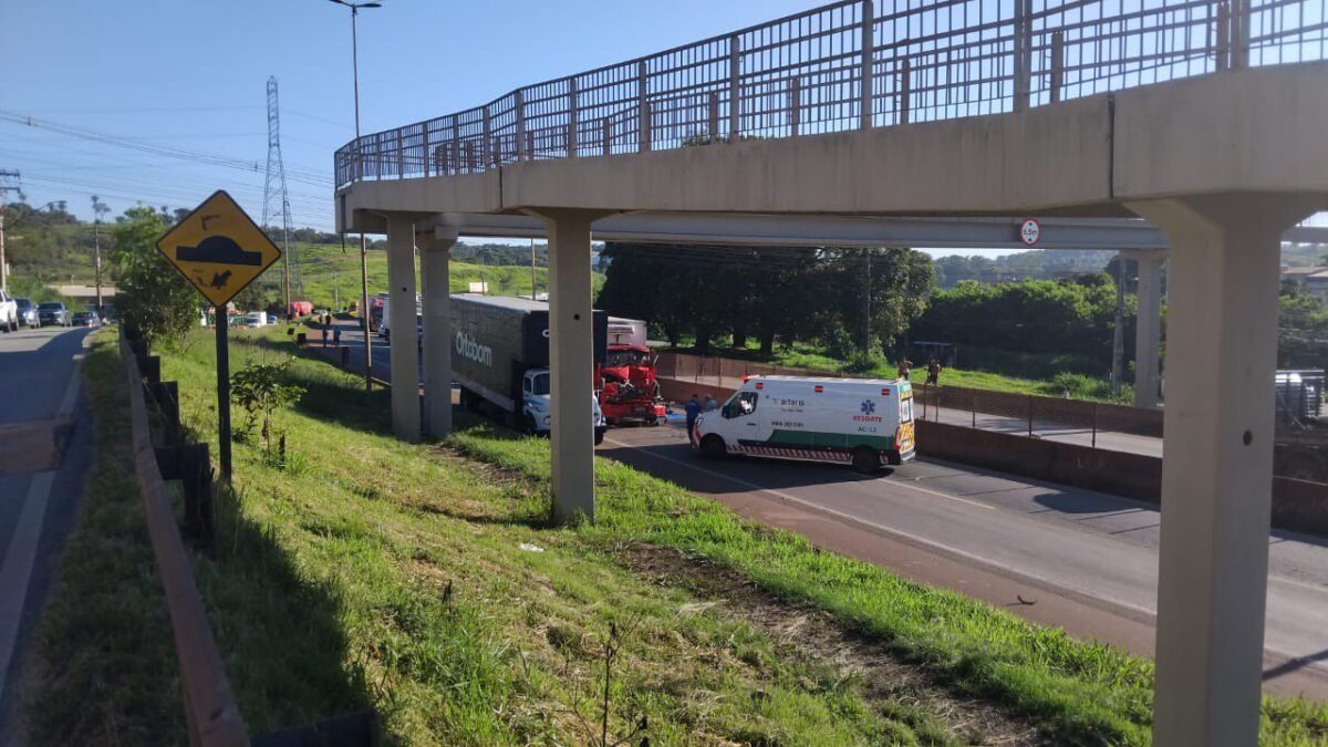 Batida entre caminhões deixa motorista ferido e interdita BR-381 por mais de duas horas