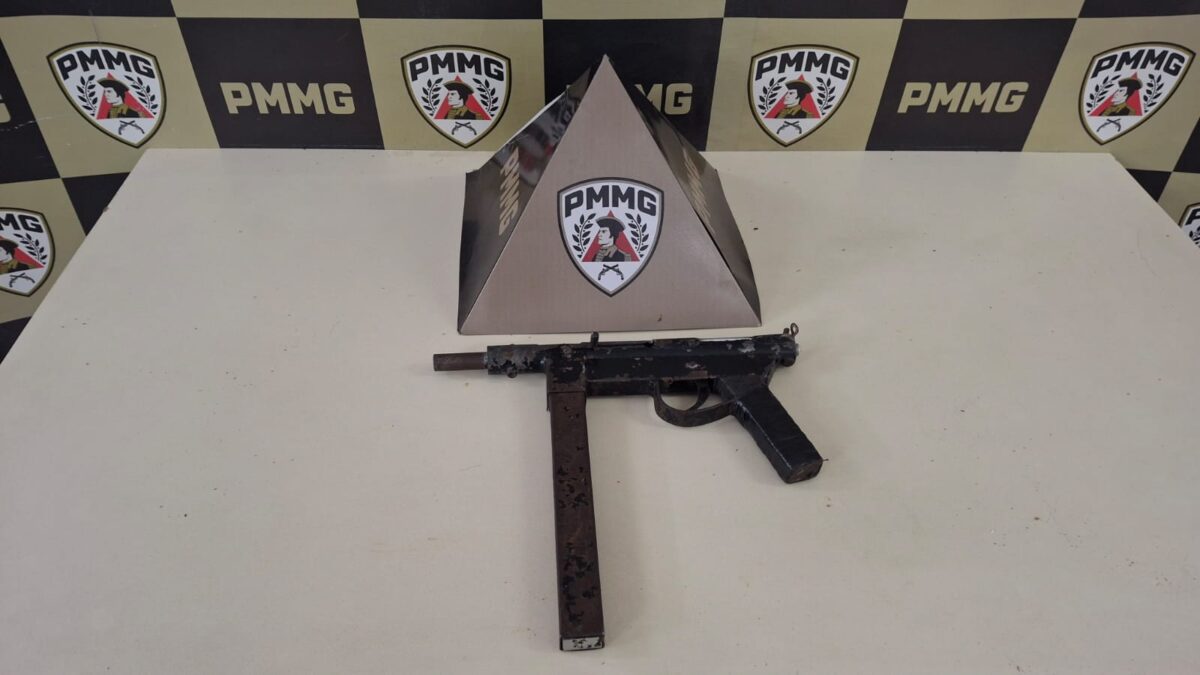 Polícia Militar encontra submetralhadora artesanal enterrada em área de mata em João Monlevade