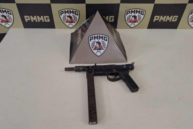 Polícia Militar encontra submetralhadora artesanal enterrada em área de mata em João Monlevade