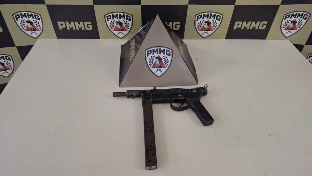 Polícia Militar encontra submetralhadora artesanal enterrada em área de mata em João Monlevade