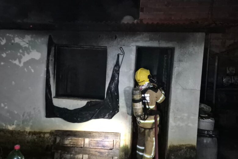 Homem incendeia casa após discussão familiar em João Monlevade
