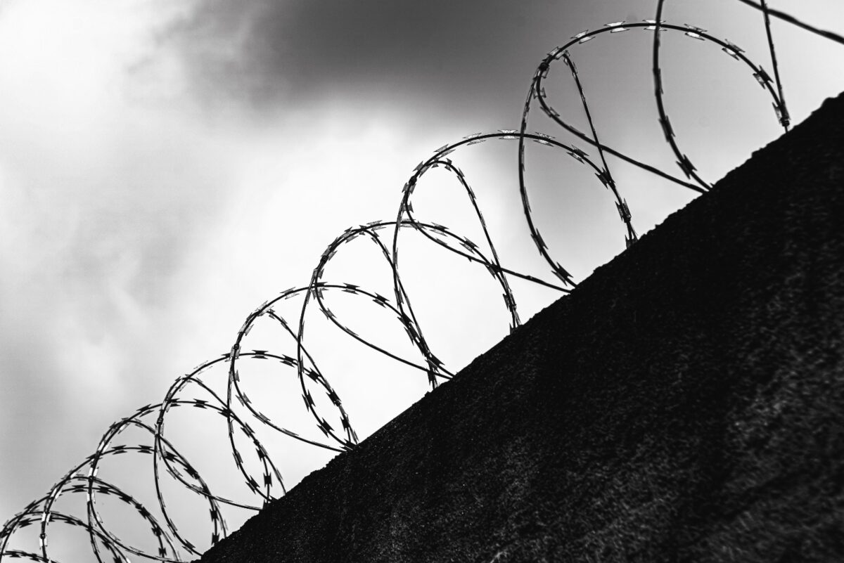 Familiares denunciam supostas violações de direitos humanos no Presídio do Serro; administração da unidade se cala