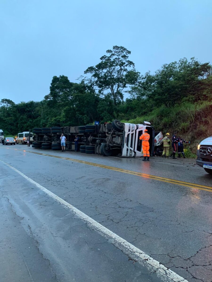 Carreta que transportava cerveja tomba e carga atinge caminhonete na MG-434