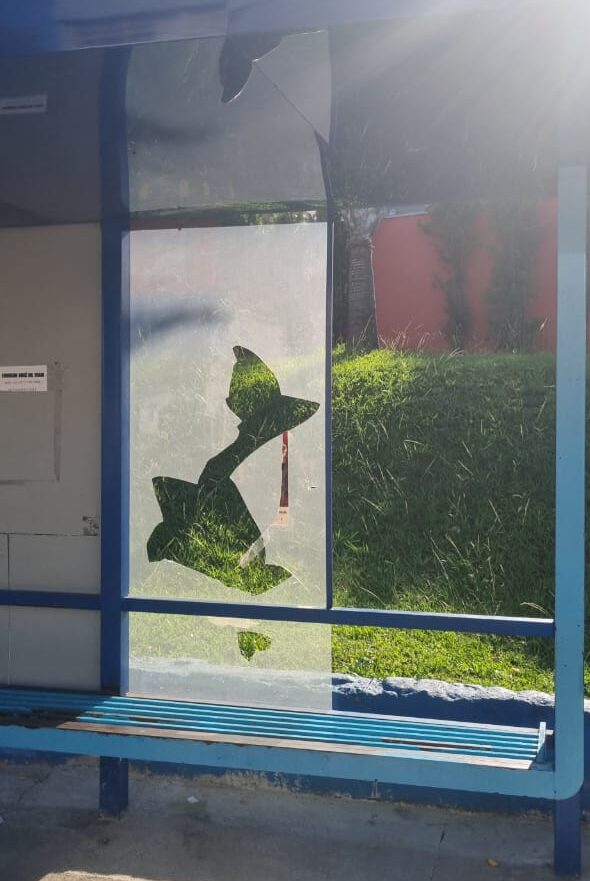 Transita inicia substituição de placas vandalizadas em abrigos de ônibus de Itabira