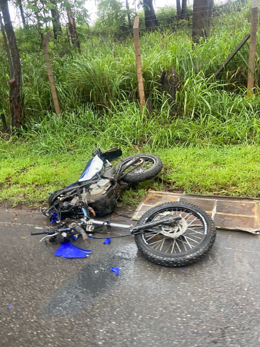 Colisão entre ônibus e motocicleta deixa homem ferido na estrada 105, em Itabira