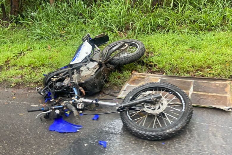 Colisão entre ônibus e motocicleta deixa homem ferido na estrada 105, em Itabira