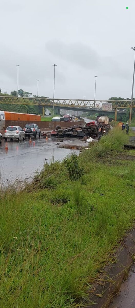 Acidente entre carreta e caminhão impacta o trânsito no Anel Rodoviário de BH