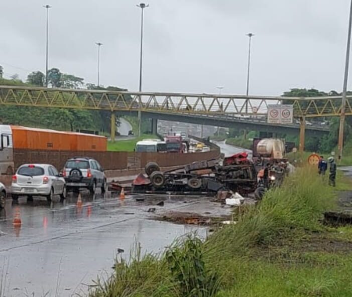 Acidente entre carreta e caminhão impacta o trânsito no Anel Rodoviário de BH