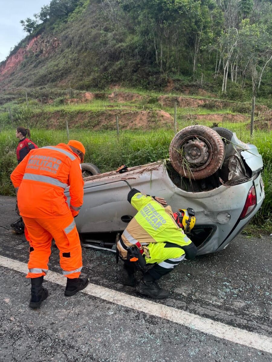 Capotamento na BR-262 mobiliza Bombeiros e SAMU em São Domingos do Prata