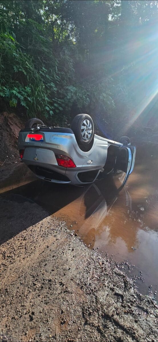 Capotamento na avenida Getúlio Vargas deixa motorista ferida em João Monlevade