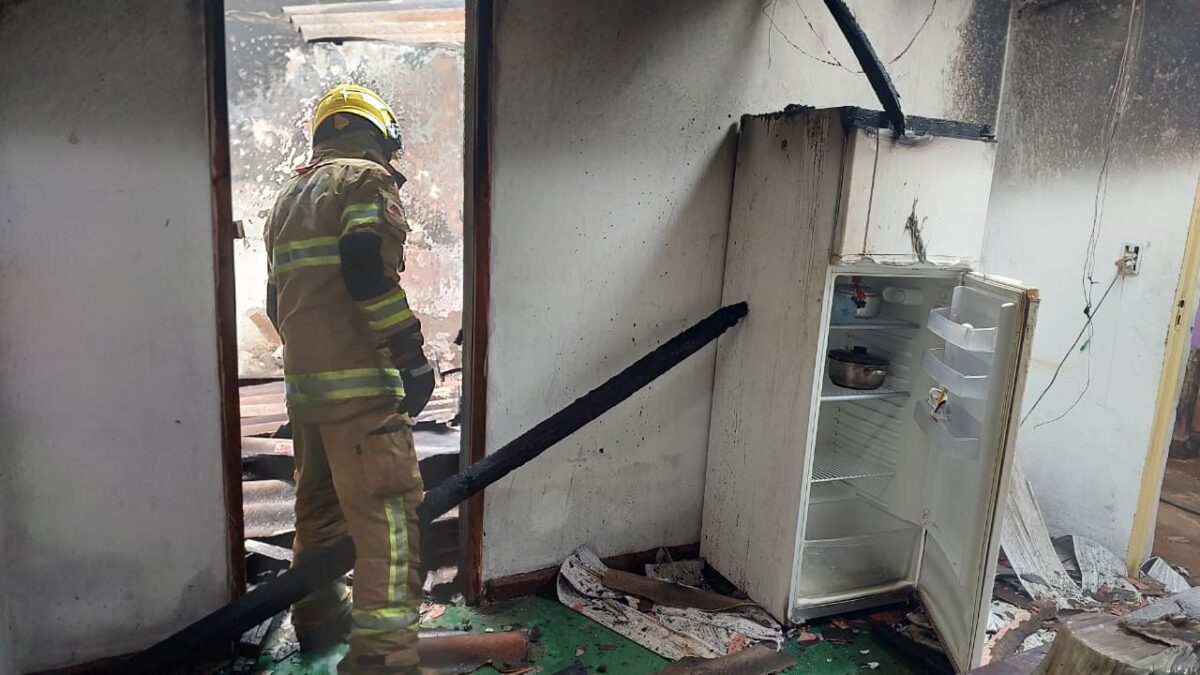 Incêndio destrói residência no Centro de Bela Vista de Minas; morador idoso é assistido