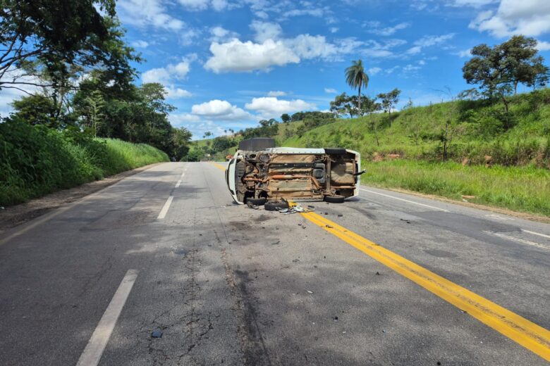 Carro colide em lateral de carreta e capota na MG-434, no sentido Itabira