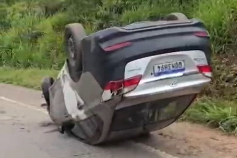 Carro capota na MGC-120, em Santa Maria de Itabira