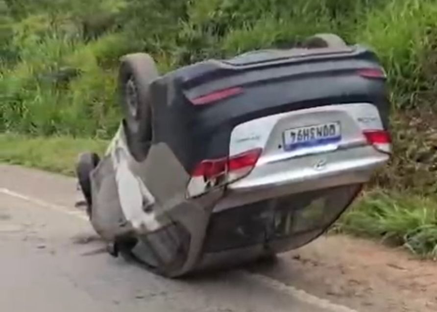 Carro capota na MGC-120, em Santa Maria de Itabira