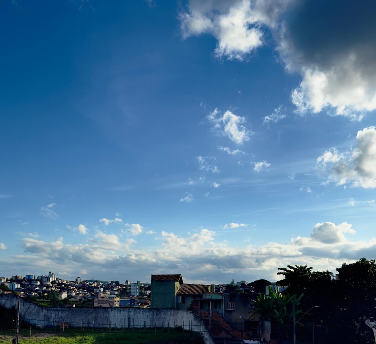 "Céu claro e brisas leves vão garantir um clima muito agradável": confira a previsão do tempo em Minas Gerais