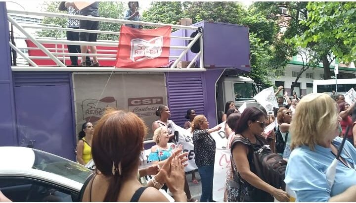 Terceirizados da educação voltam a protestar em BH em meio a incertezas sobre licitação da PBH