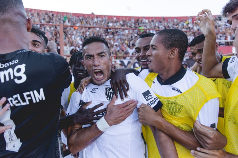 Atlético vira sobre o Pouso Alegre e segue vivo na briga pela semifinal do Mineiro