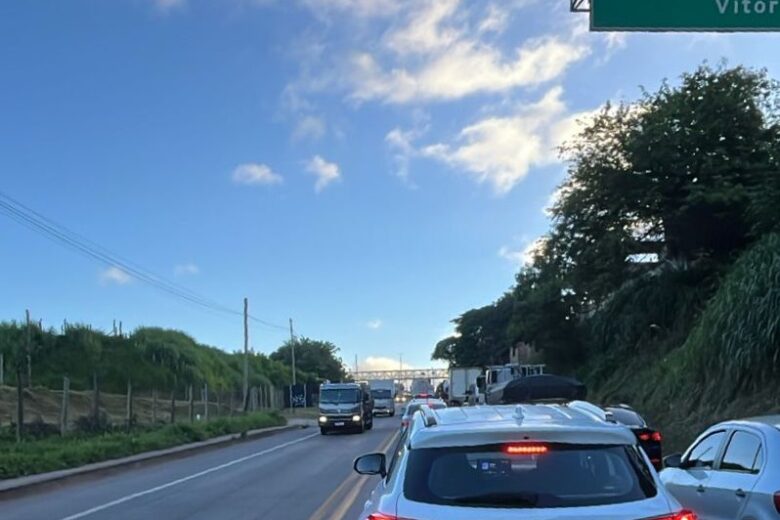 Trânsito na BR-381 tem lentidão na manhã deste sábado (10)