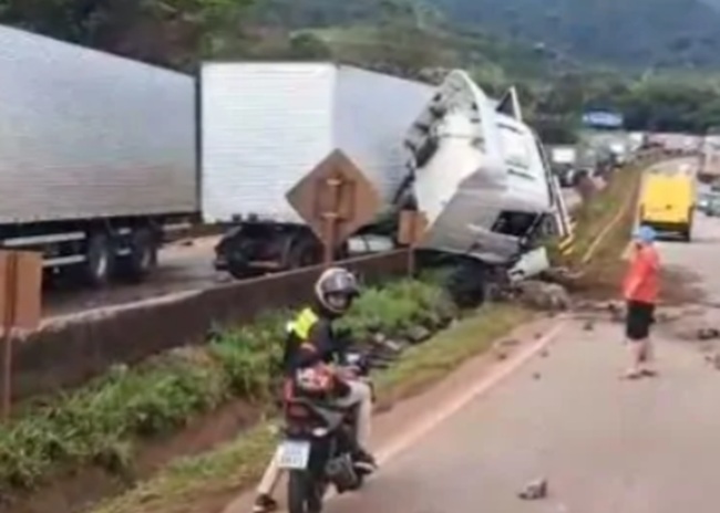 Acidente entre ônibus e dois caminhões deixa quatro feridos e interdita a BR-381 em Igarapé