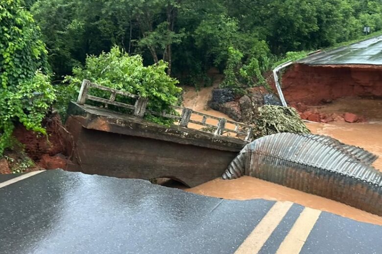 Chuva compromete ponte e deixa MGC-251 totalmente interditada