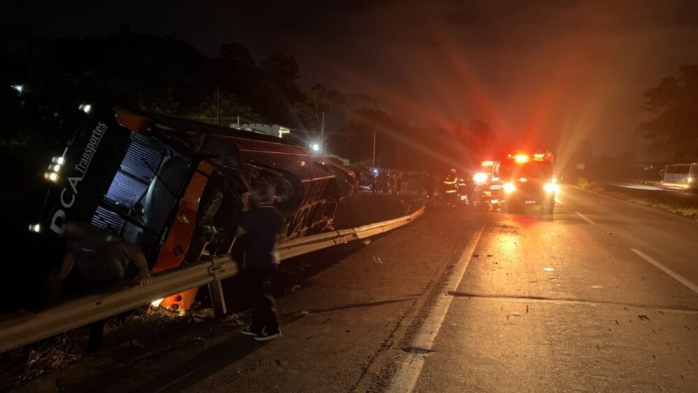 Ônibus com 41 pessoas tomba na BR-381 em Pouso Alegre; motorista fica ferido