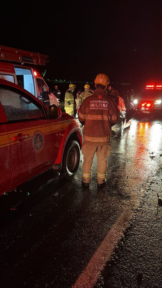 Cabo da Polícia Militar morre em grave acidente entre carro e caminhão na BR-381, em Coronel Fabriciano