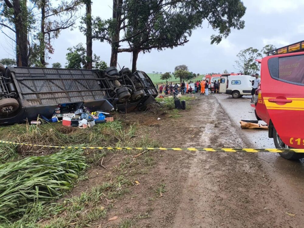 Ônibus de turismo capota na BR-365 e deixa ao menos três mortos