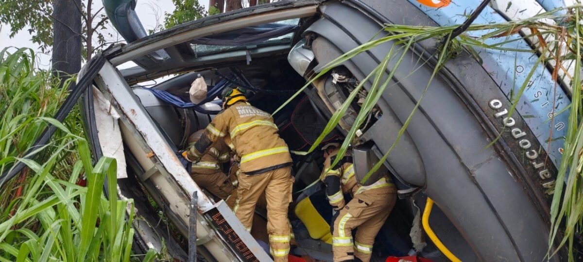 Sobe para cinco número de mortos em acidente com ônibus de turismo na BR-365