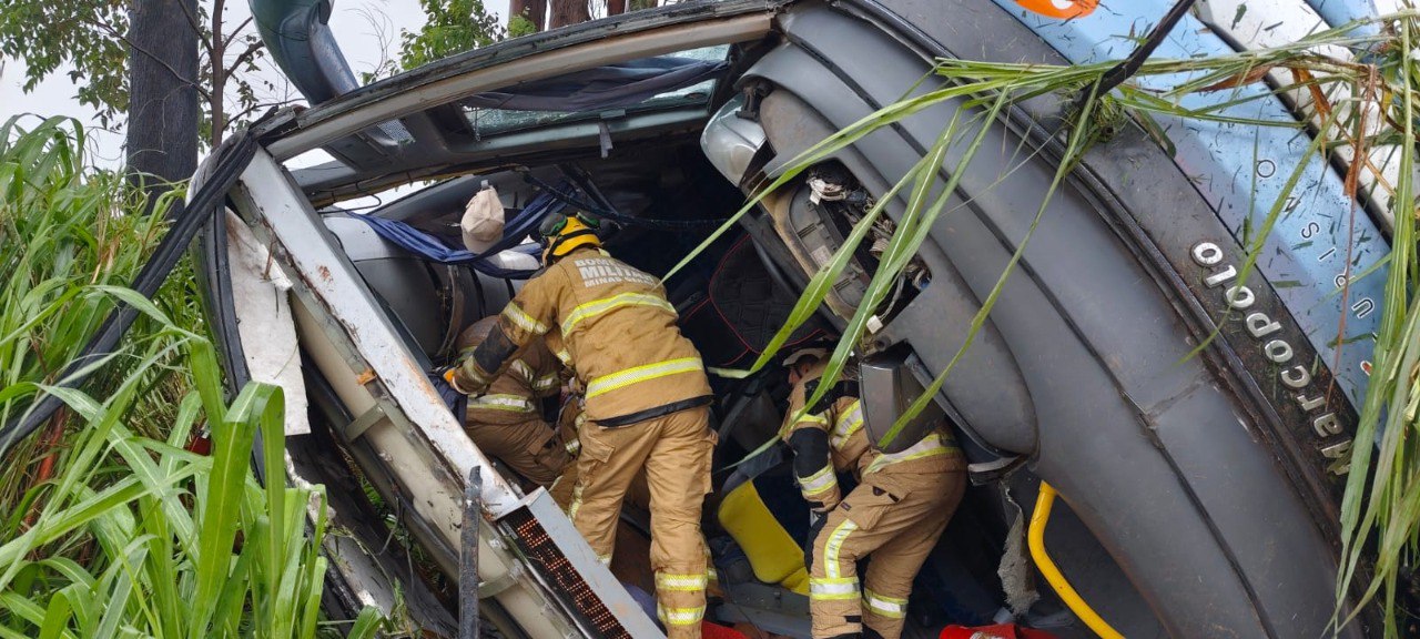 Sobe para cinco número de mortos em acidente com ônibus de turismo na BR-365